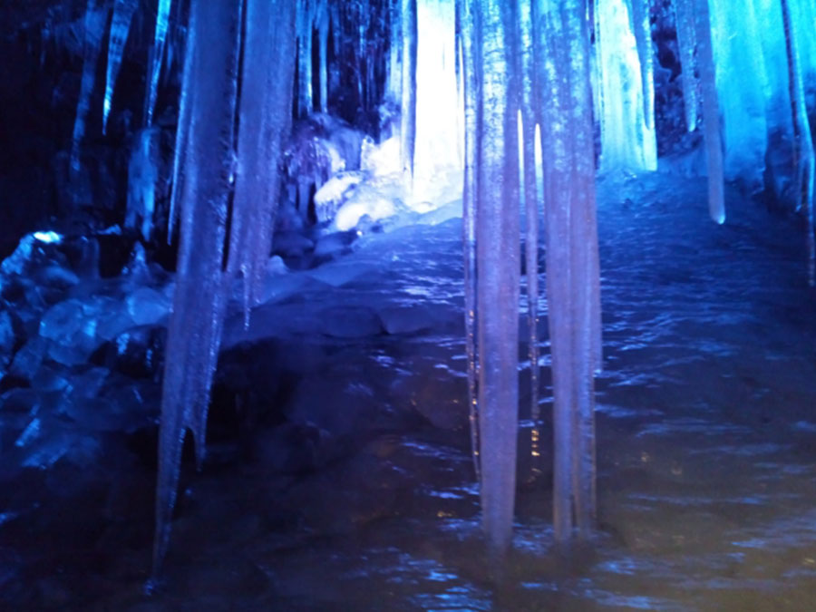 鳴沢氷穴（山梨県）