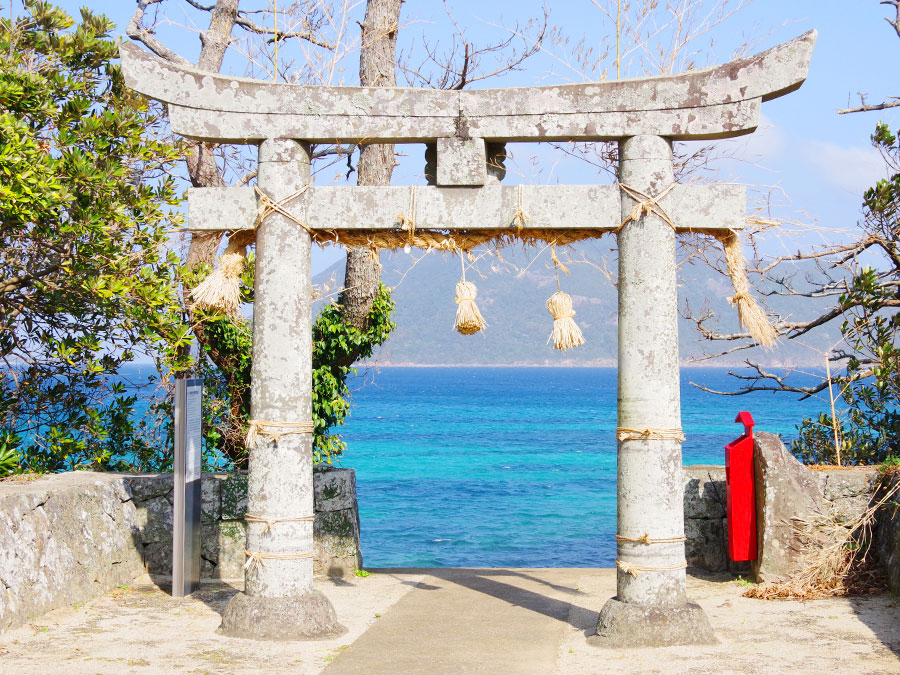 鳥居から海が見える写真