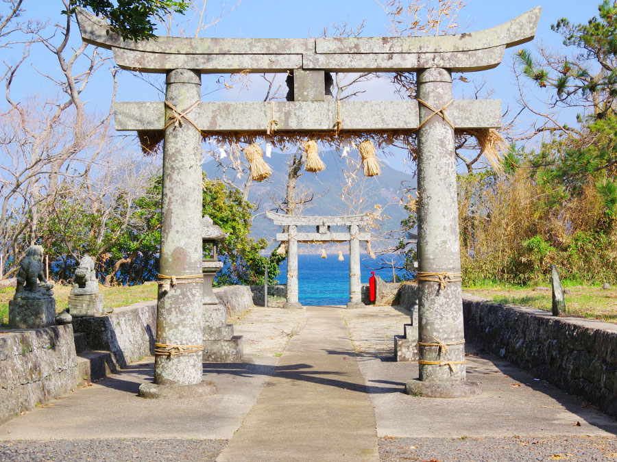 鳥居から見た海