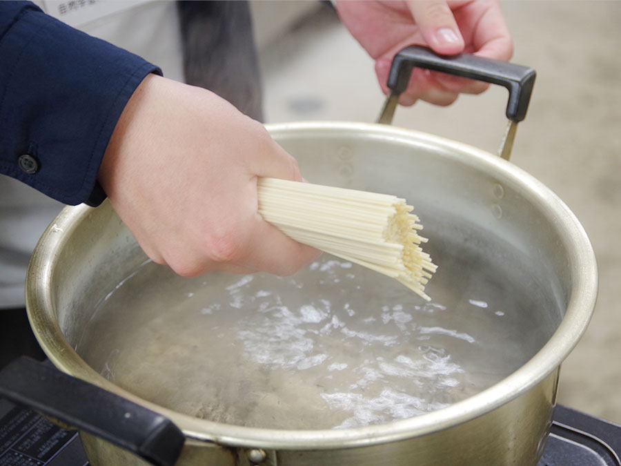 湯に入れたうどん