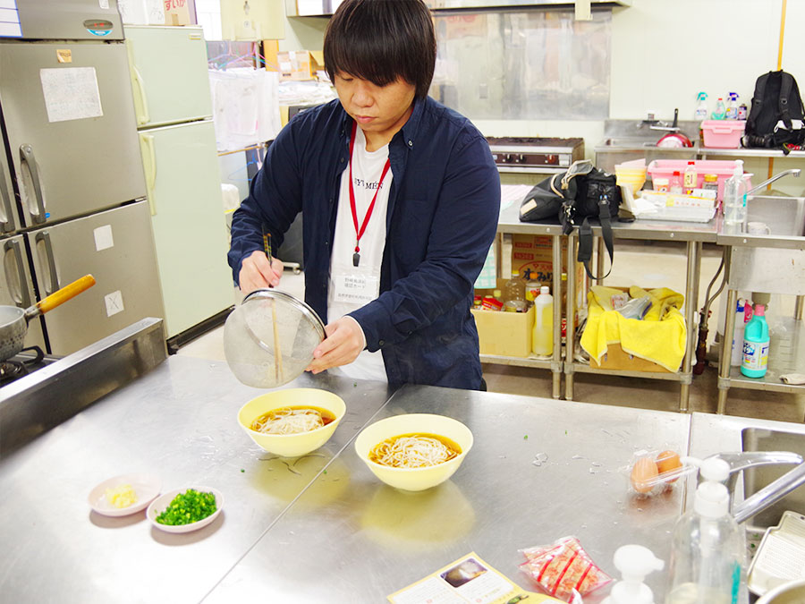 うどんを器へ盛る