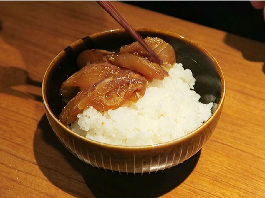 ヒラマサ漬け丼の準備