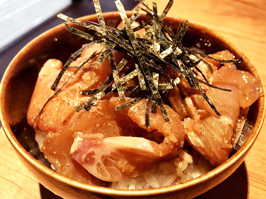 ヒラマサ漬け丼の盛り付け