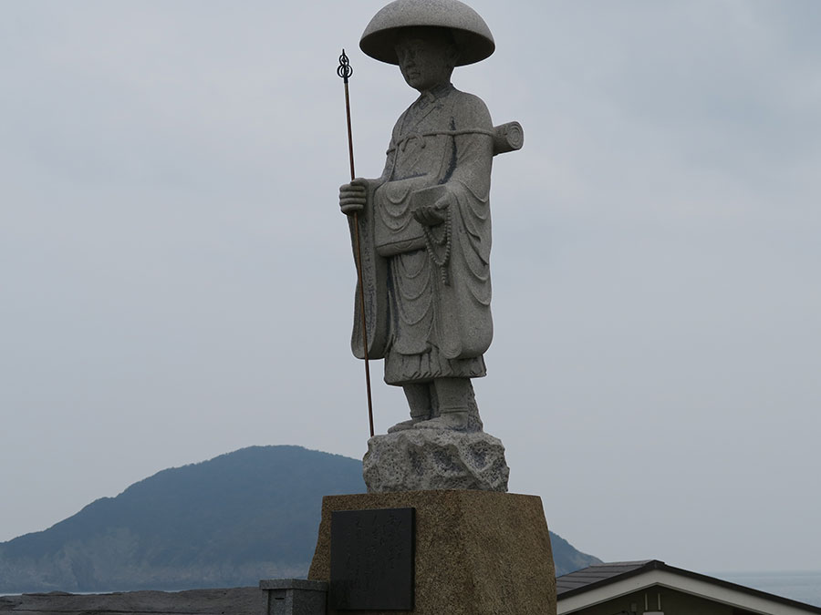 空海の銅像