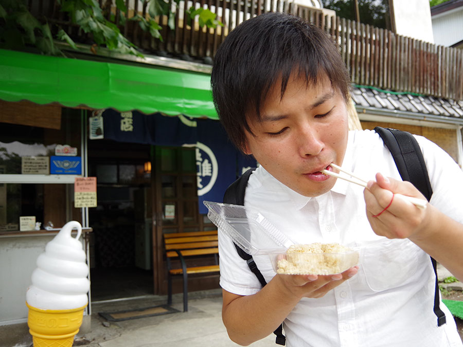 小諸城・名物くるみおはぎを食べるシーン