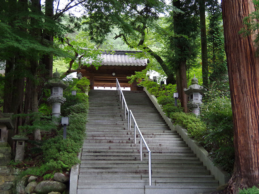 信網寺・本堂に向かう階段