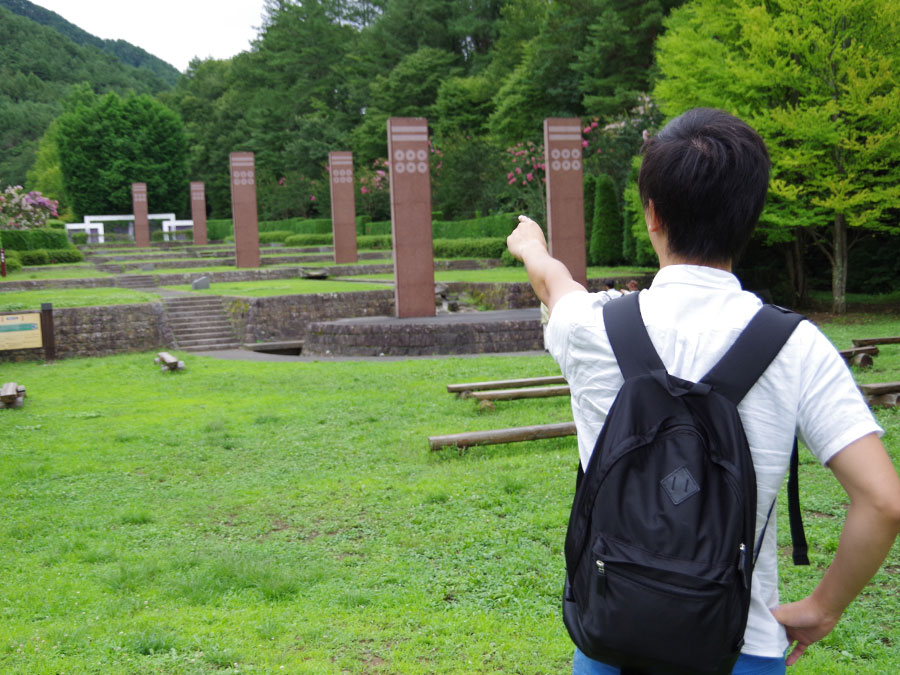 信網寺・六紋銭の入ったレリーフ