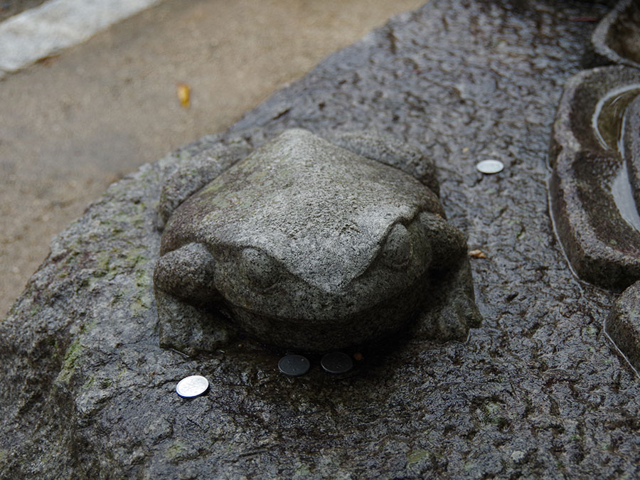 縁起物の大灯篭とカエル