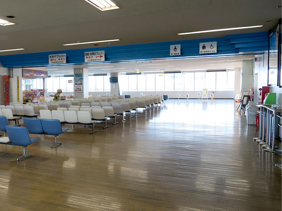 フェリー乗り場の待合ロビー