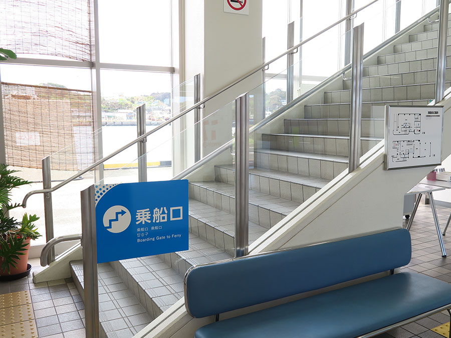 フェリー乗り場の乗船口への階段