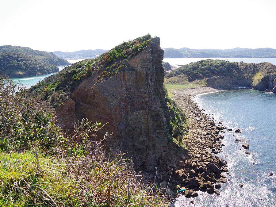 辰ノ島遊歩道から海岸の風景