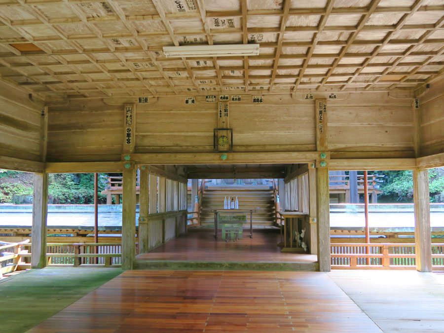 海神神社の拝殿内