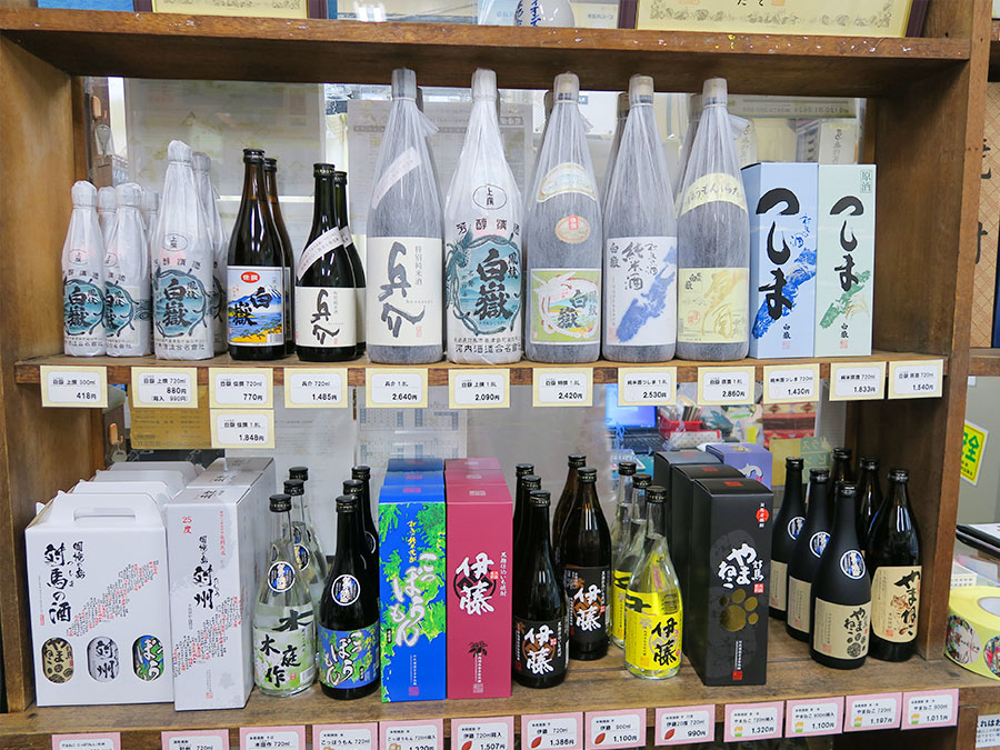 河内酒造の店内の棚