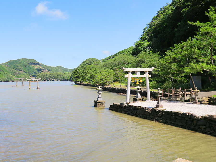 海に建つ鳥居