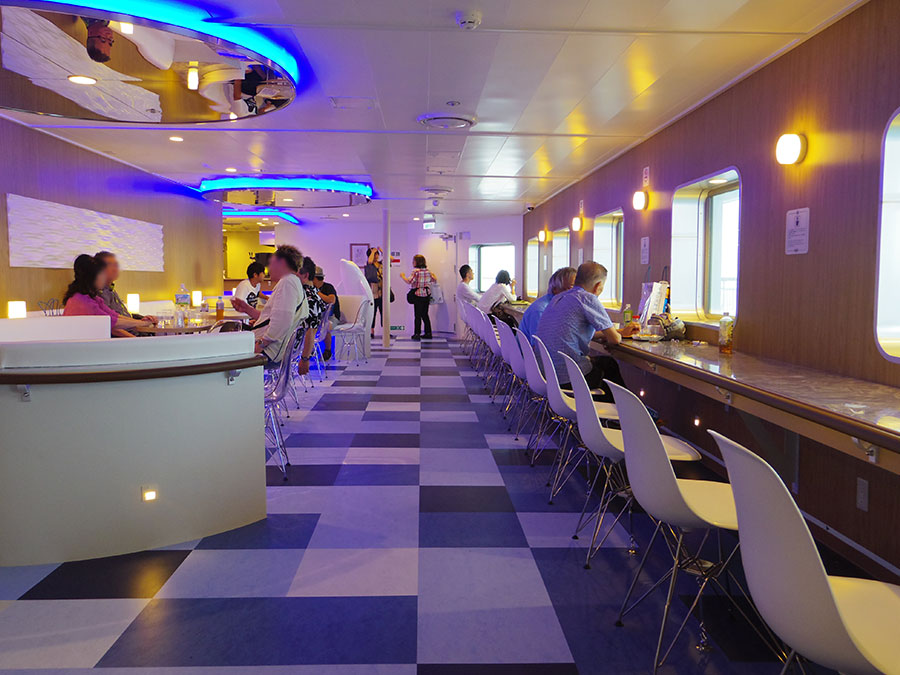 おがさわら丸の船内