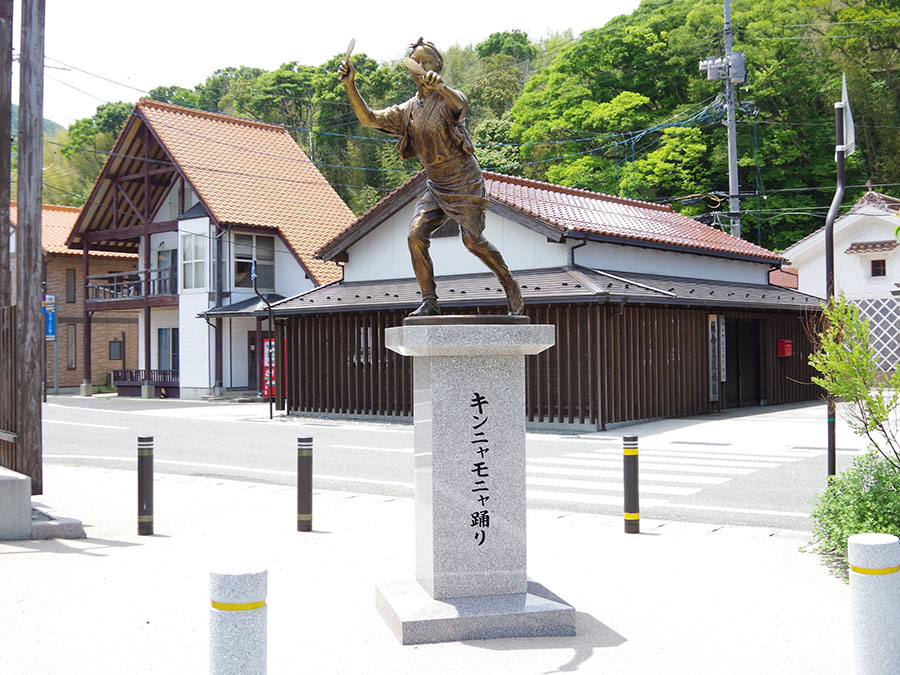 キンニャモニャ踊りの像