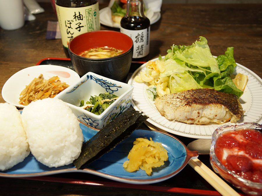 こまめ食堂のおにぎり定食