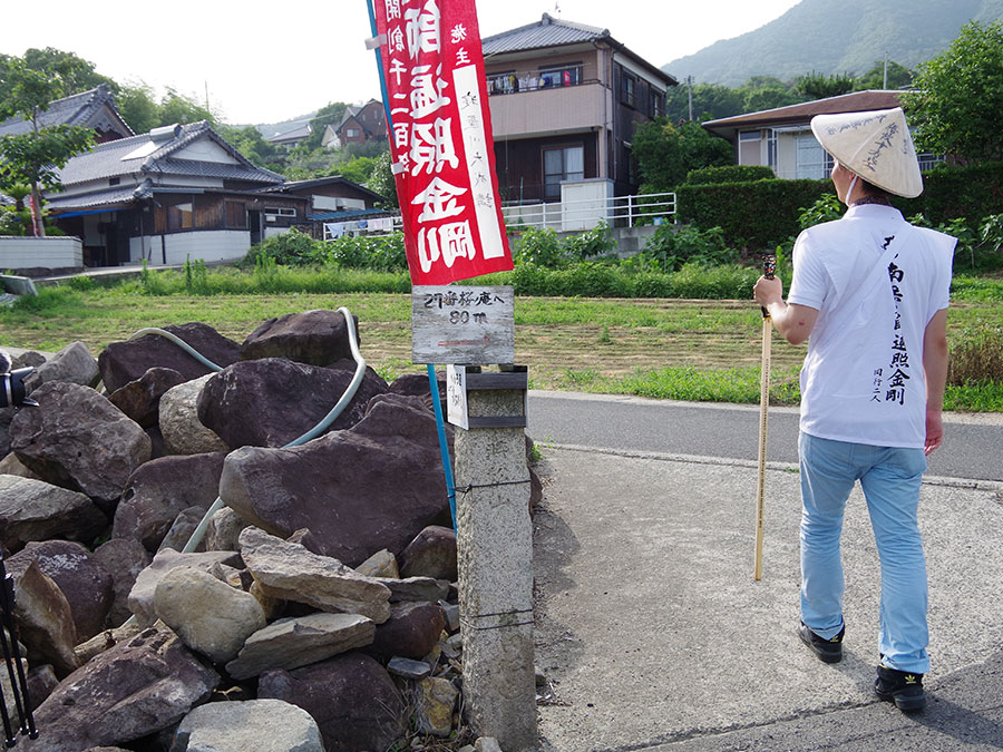 住宅街を歩く様子