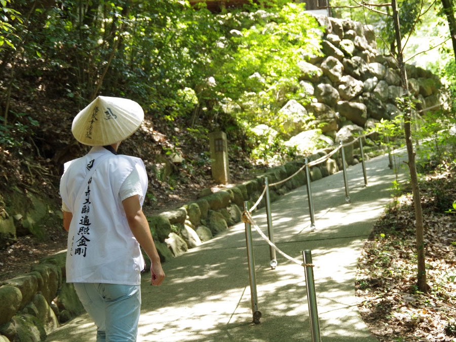 毘沙門堂への山道