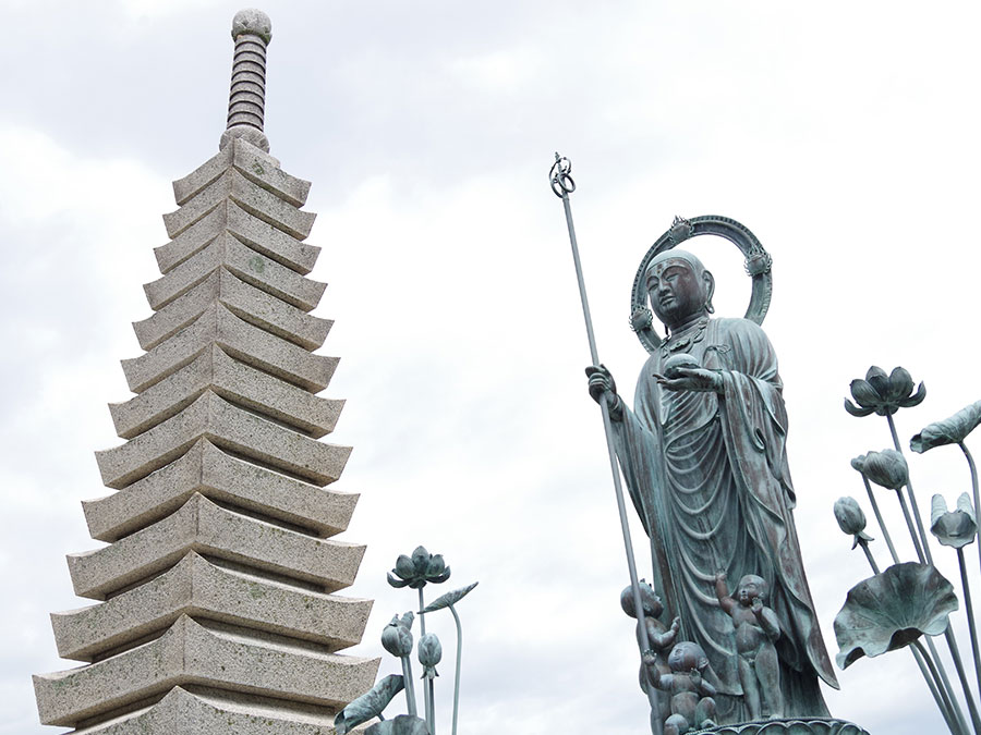 子安地蔵と十三重石塔