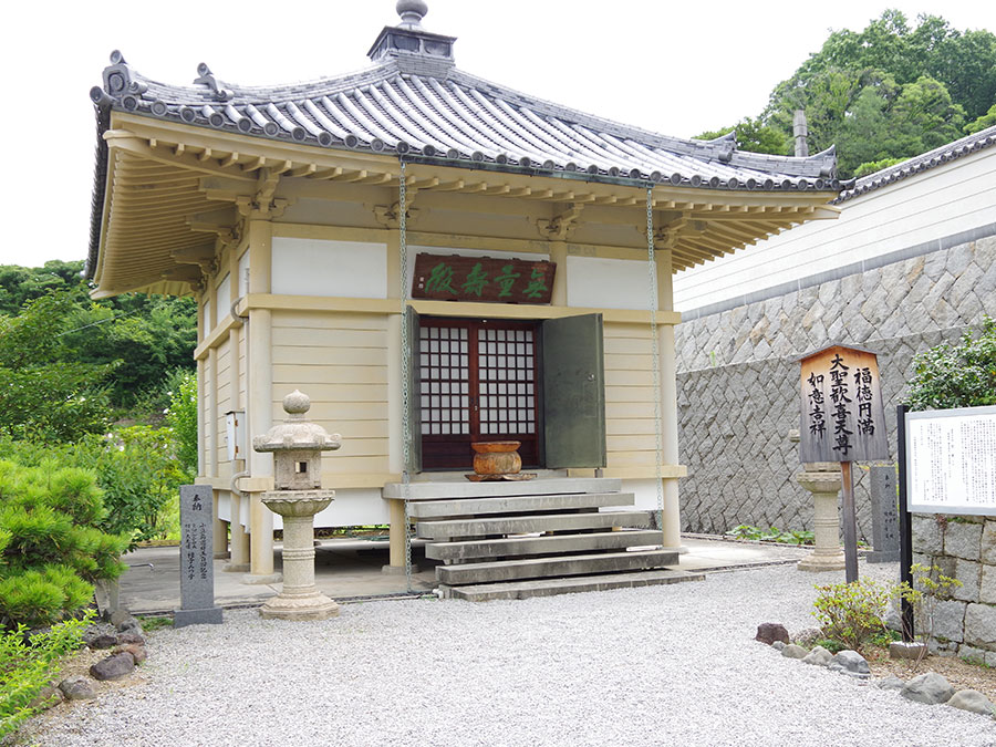 長勝寺の本地堂