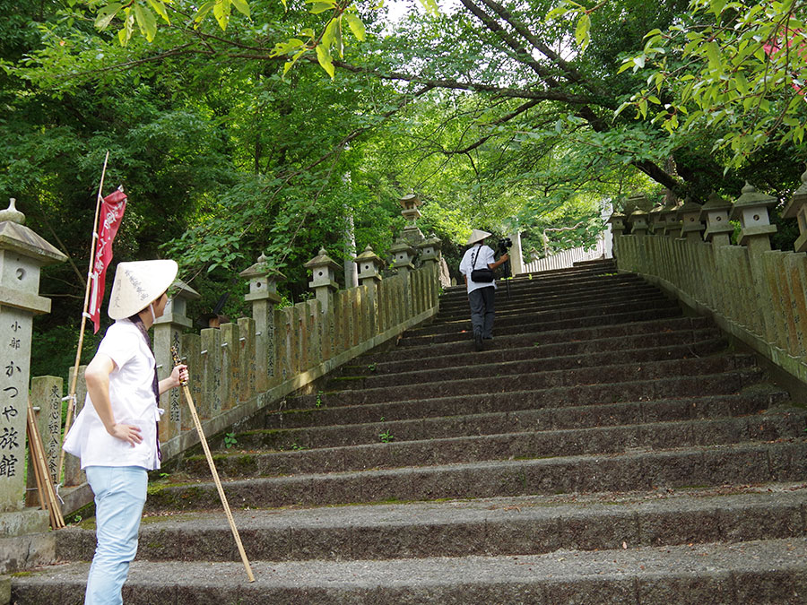 長く続く階段