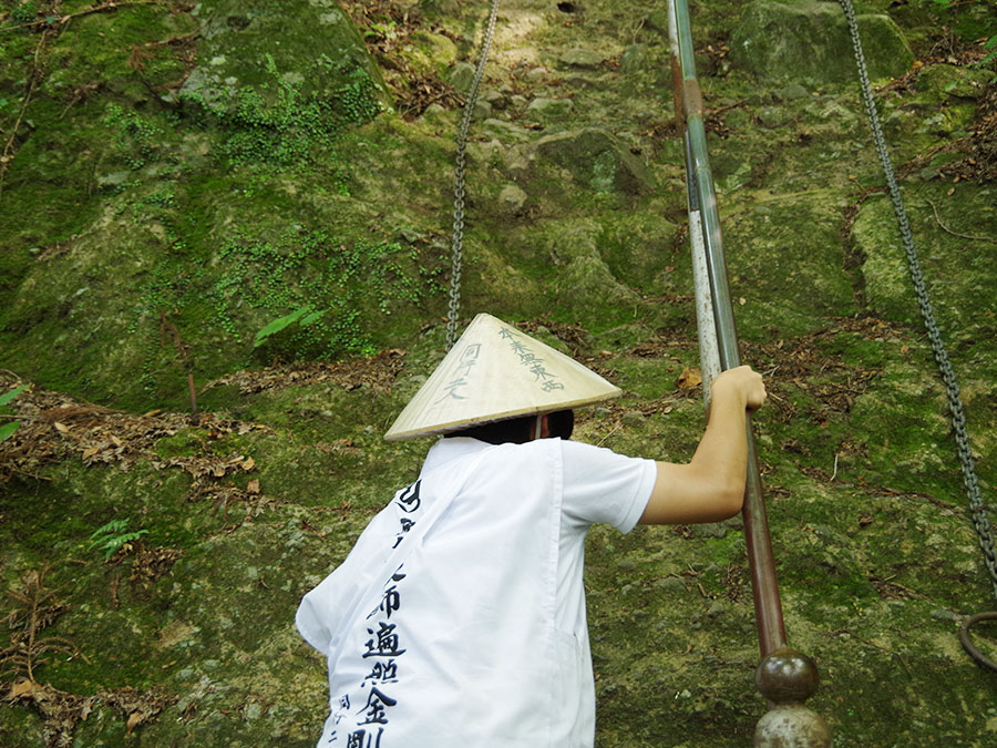 岩場を登る様子