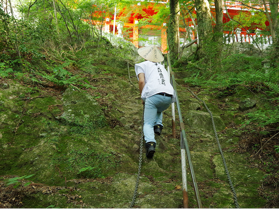 岩場を登る様子