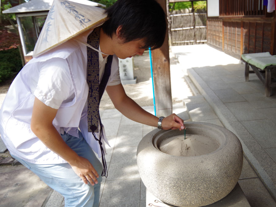 線香をあげる様子