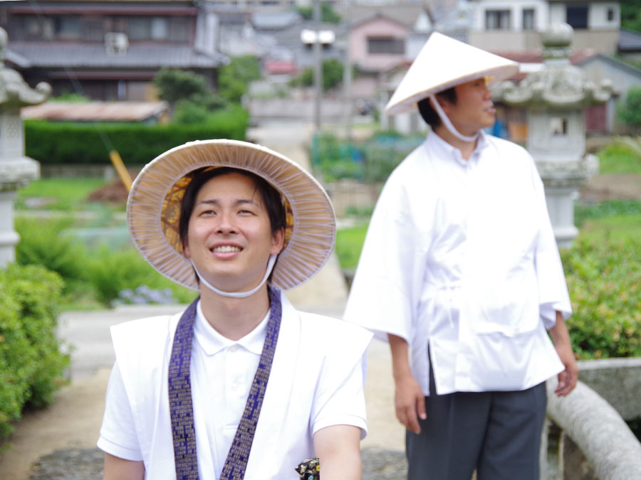 極楽寺に向かう様子