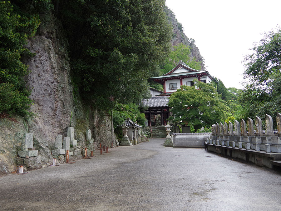 隼山の参道