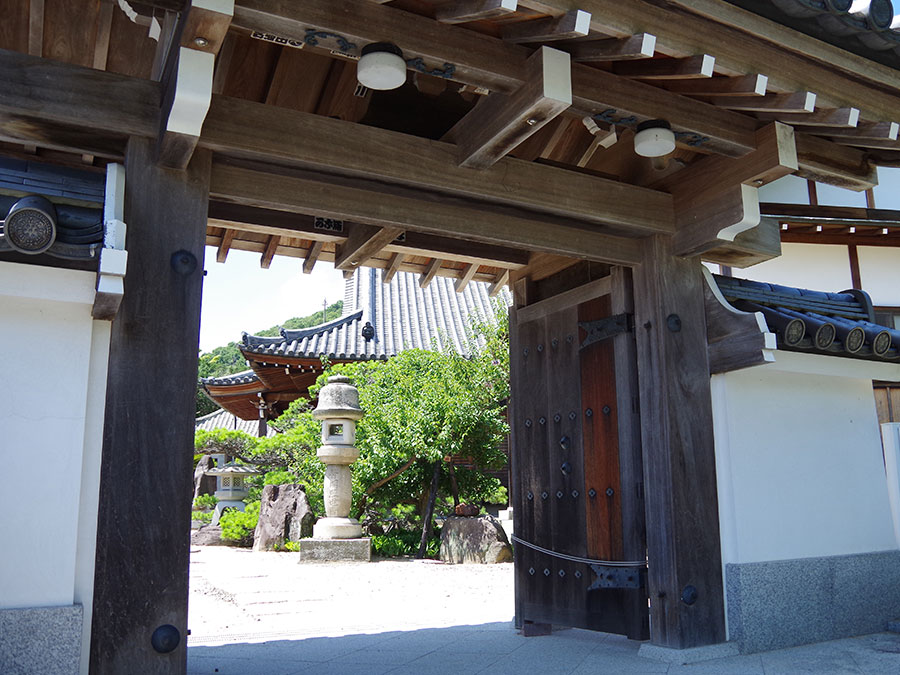 観音寺の山門