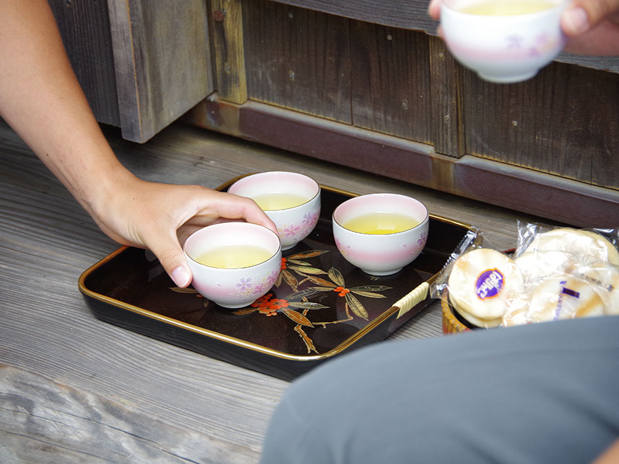 お茶と茶菓子