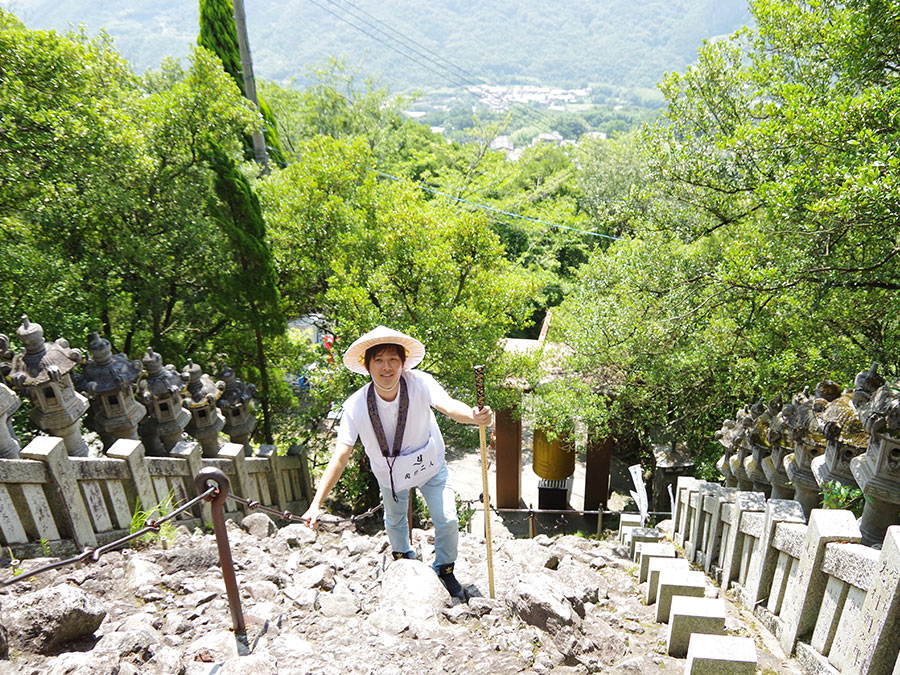 岩場を登る様子