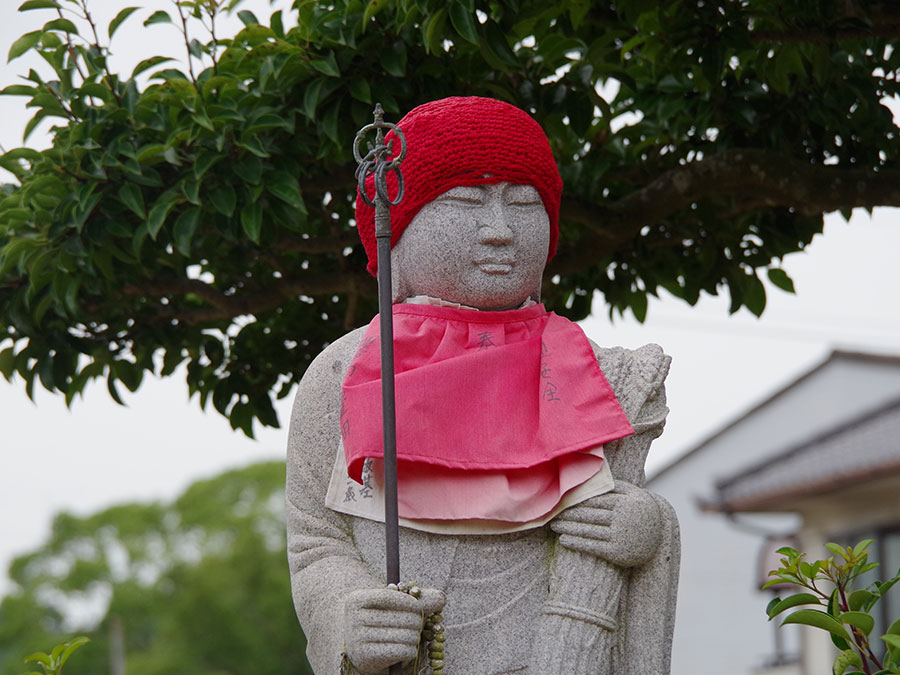 赤い帽子をかぶったお地蔵さん