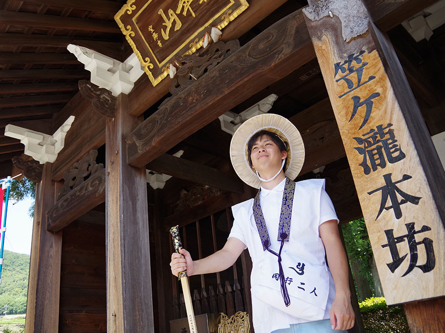 瀧湖寺の山門