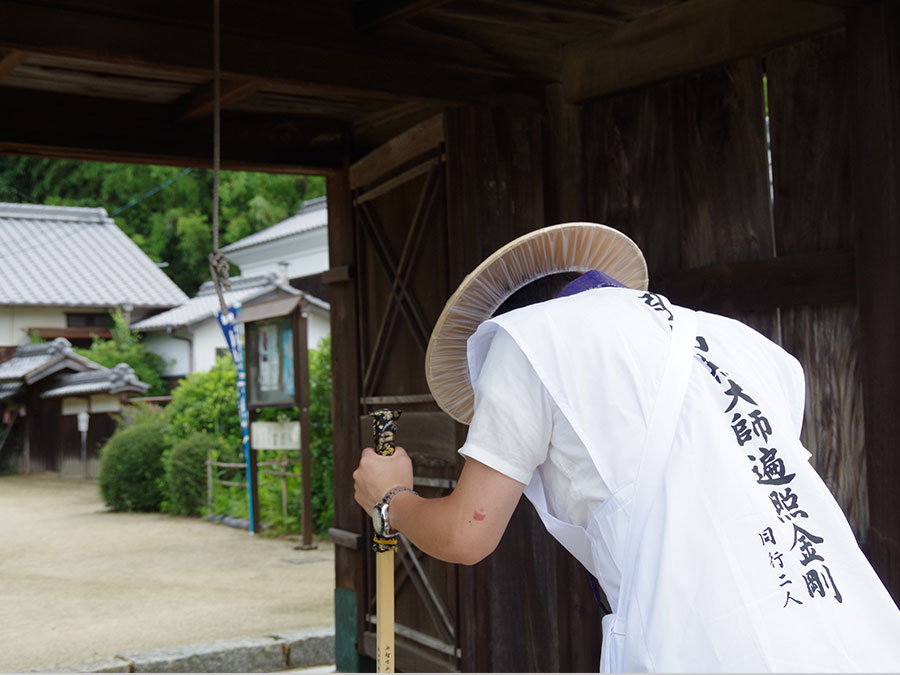 山門で一礼する様子