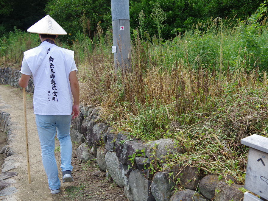 山道を登る様子