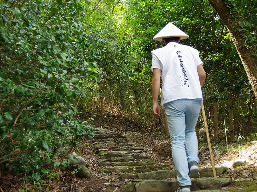 山道を登る様子