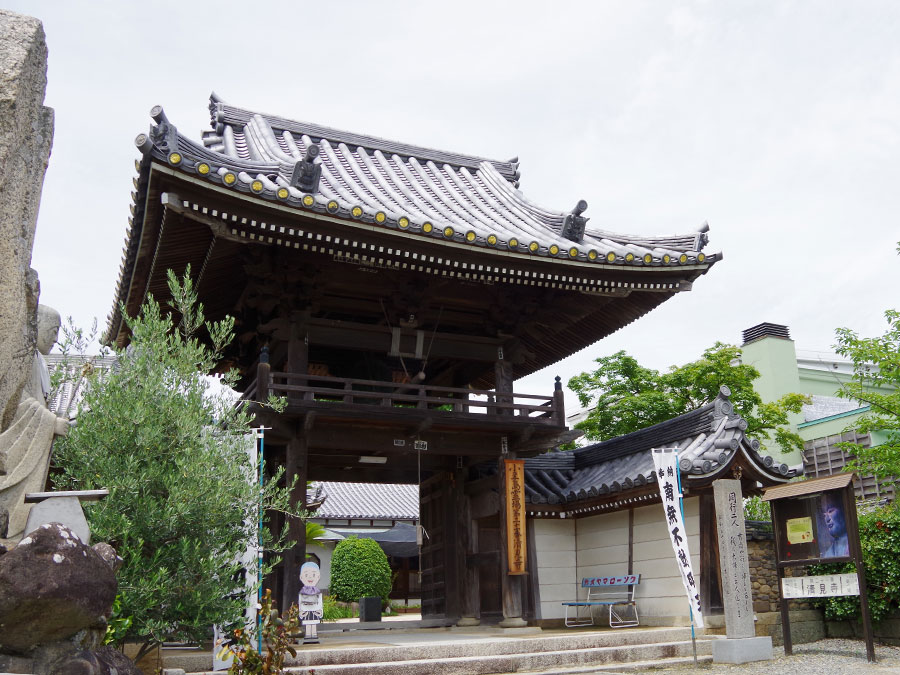 清見寺の山門