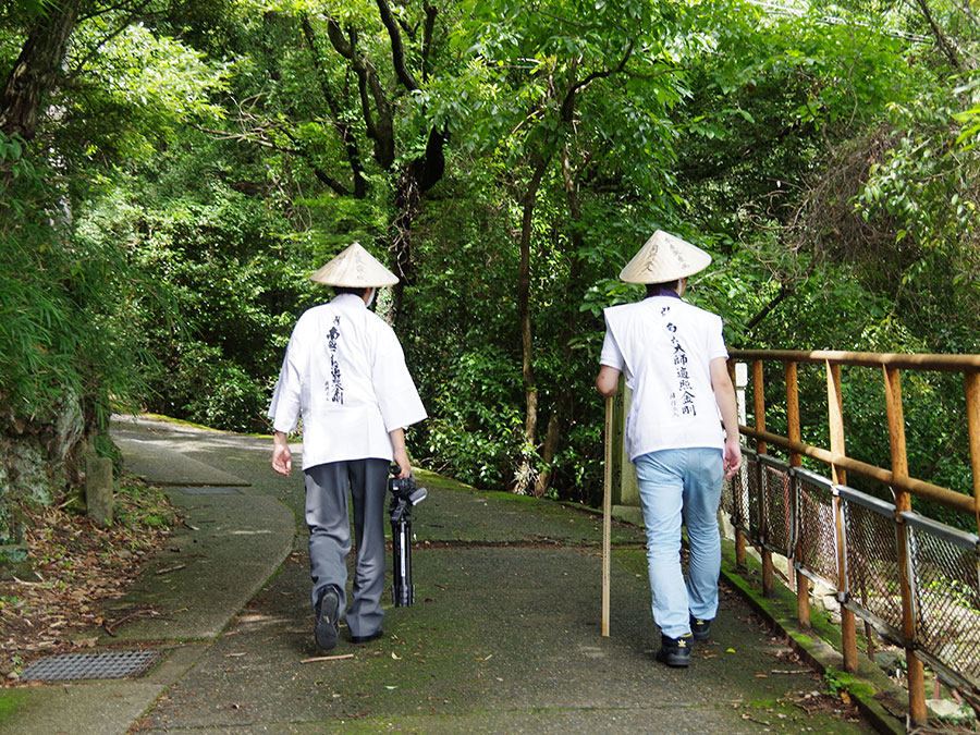 石門洞へ続く山道