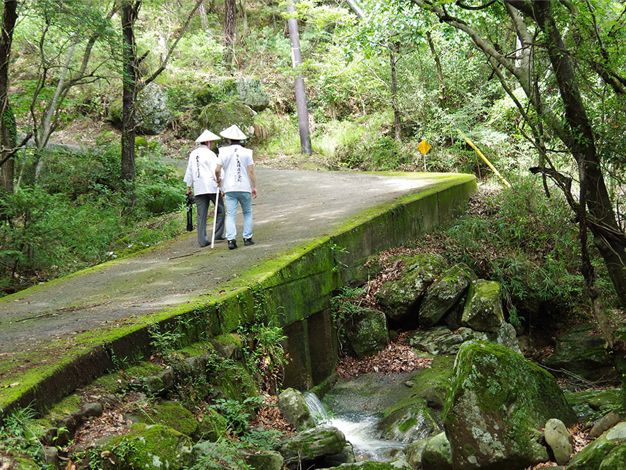 石門洞へ続く山道