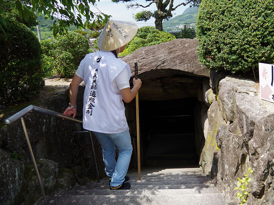 地下不動堂への階段