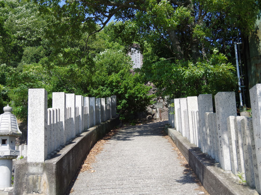 湯舟山の参道