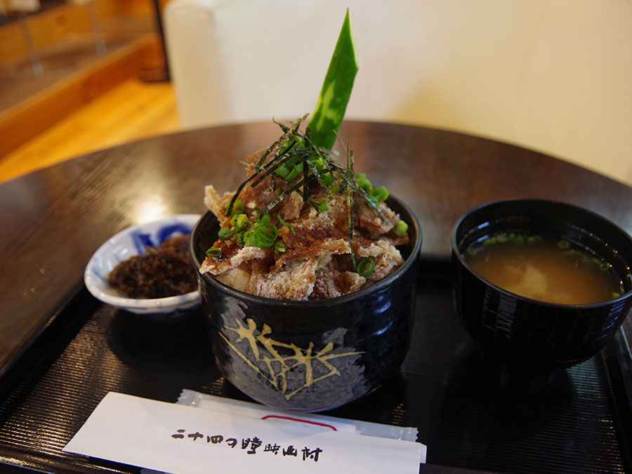 カリカリ豚ともろみのひしお丼