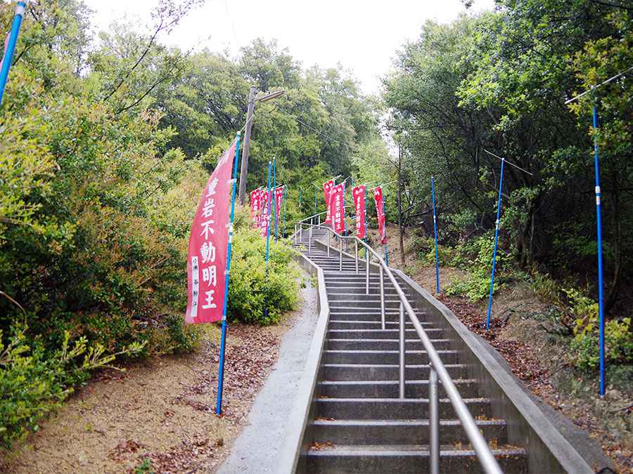 小瀬の重ね岩へ続く階段