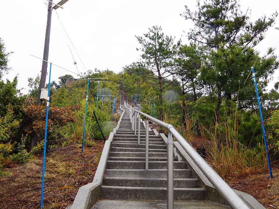小瀬の重ね岩へ続く階段