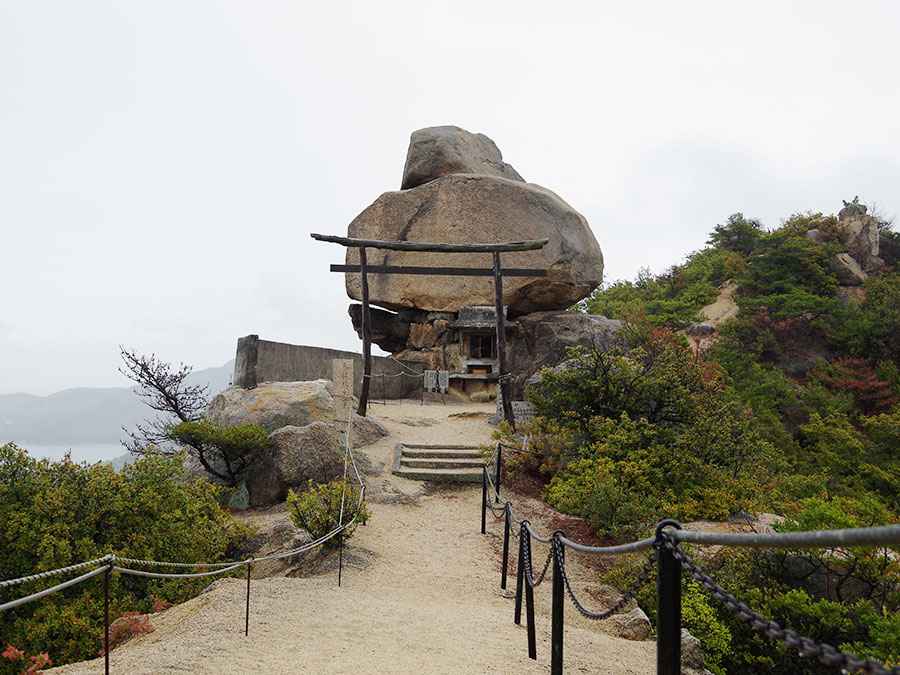 小瀬の重ね岩