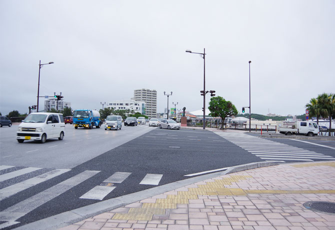 明治橋の交差点