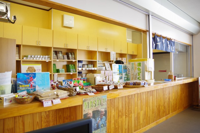 与論港の待合所内